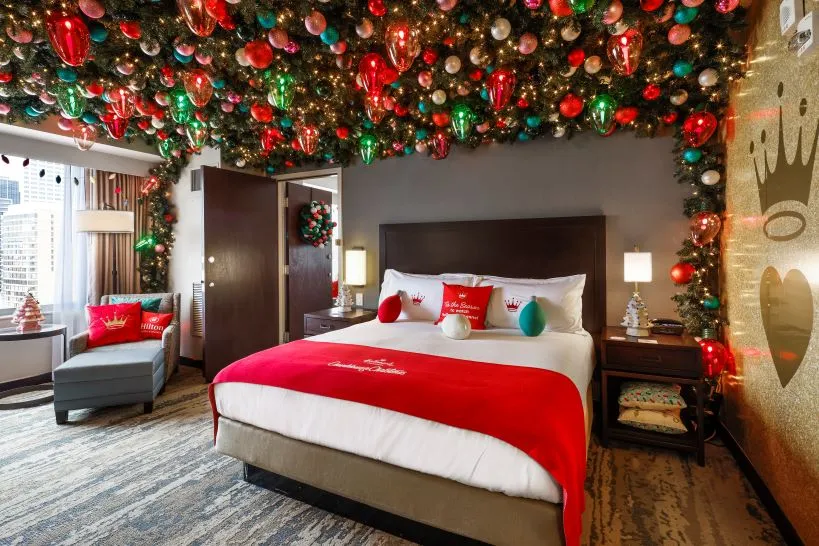 Natale Hilton e Hallmark-Channel--Haul-out-the-Holly-Suite-at-Hilton-Americas-Houston-Bed-and-Christmas-Light-Ceiling-2