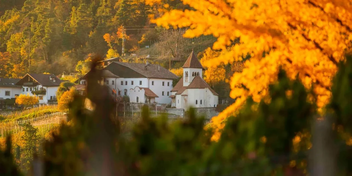 Estate indiana a Tirolo alto adige indian summer foto di Karlheinz Sollbauer Chiesa di San Pietro