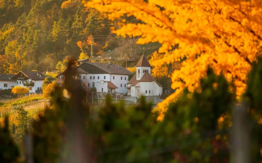 Estate indiana a Tirolo alto adige indian summer foto di Karlheinz Sollbauer Chiesa di San Pietro