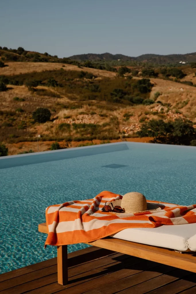 piscina a sfioro con vista sulle colline al Viceroy at Ombria Algarve - Credit Letizia Cigliutti