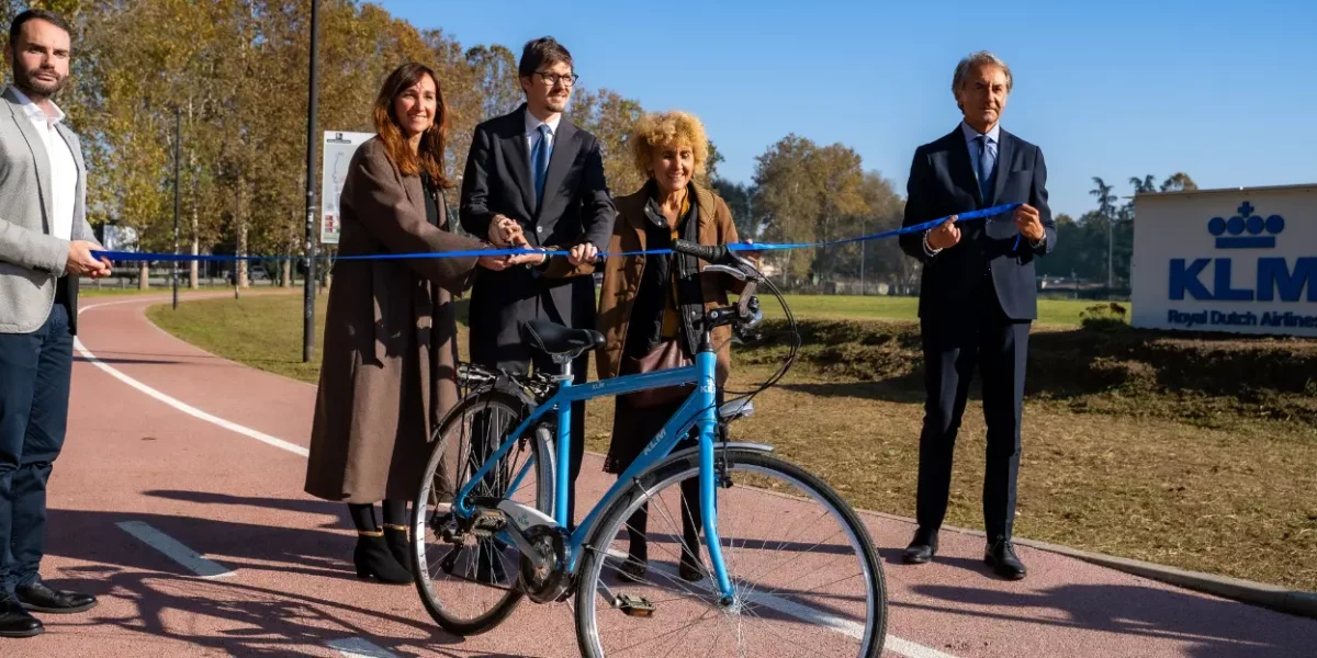 KLM adotta una pista ciclabile a Milano