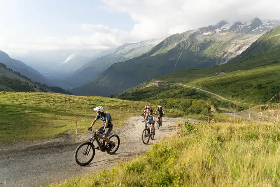 Chamonix alla scoperta della valle in mountain bike elettrica 5 imperdibili percorsi cicloturistici in Europa