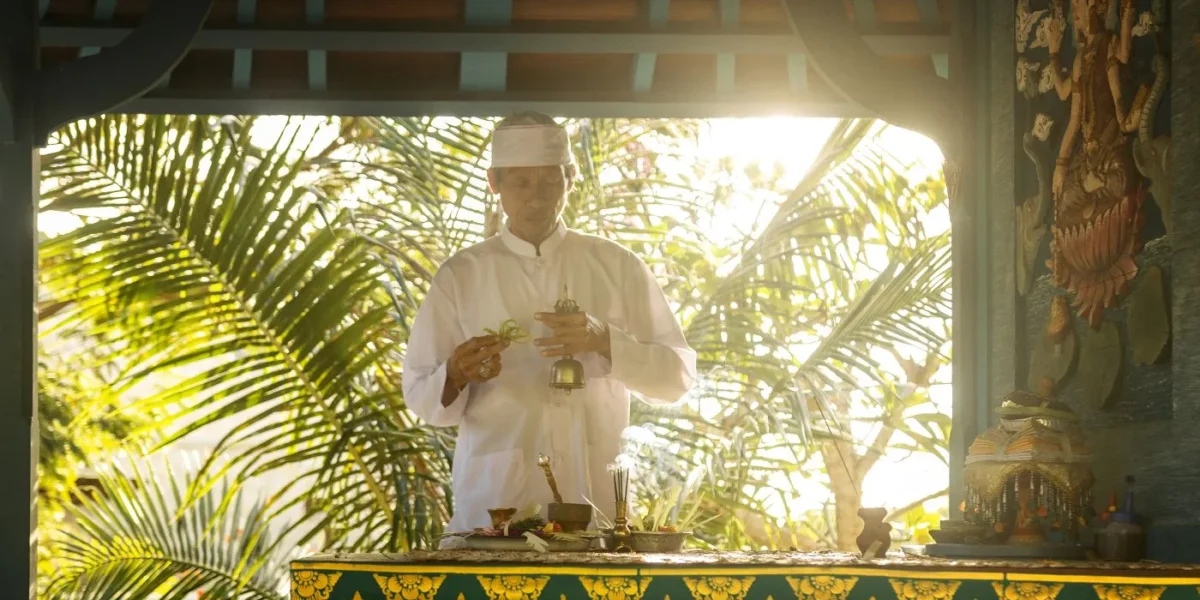 Jumeirah Bali-Priest Nyepi, o Giorno del silenzio di Bali è l’Isakawarsa, il capodanno del calendario balinese Saka