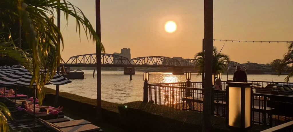 tramonto sul Chao Phraya visto dal The Siam Hotel Bangkok in Thailandia